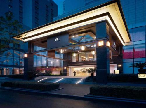 EXTERIOR-MODERN-HOTEL-DESIGN 