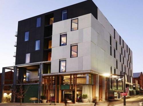 EXTERIOR-SMALL-HOTEL-DESIGN 