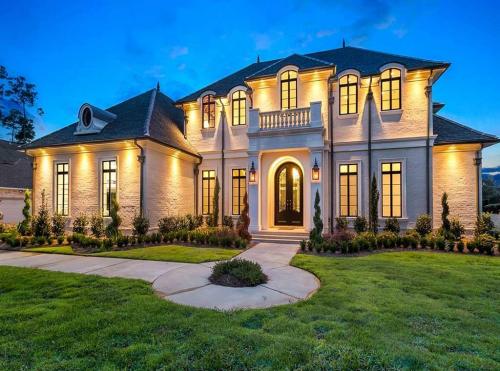 TRADITIONAL-LUXURY-STYLE-HOUSE-PLAN