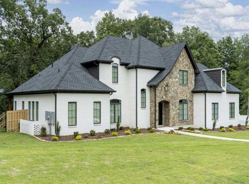 Traditional-Two-story-House-Plan-with-Main-floor-Master-Bedroom